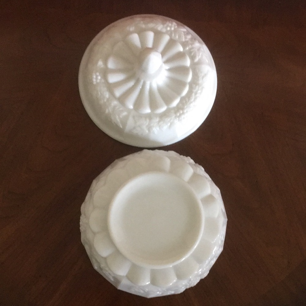 Vintage Westmoreland Grape Milk Glass Large Candy Dish With Lid Signed - Picture 11 of 16